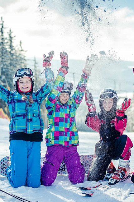 Děti si užívají rodinné lyžování ve Skiparku Frymburk