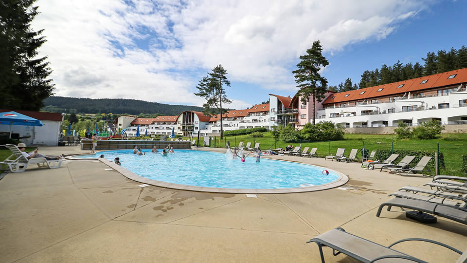 Areál a venkovní bazény Lipno Lake Resort