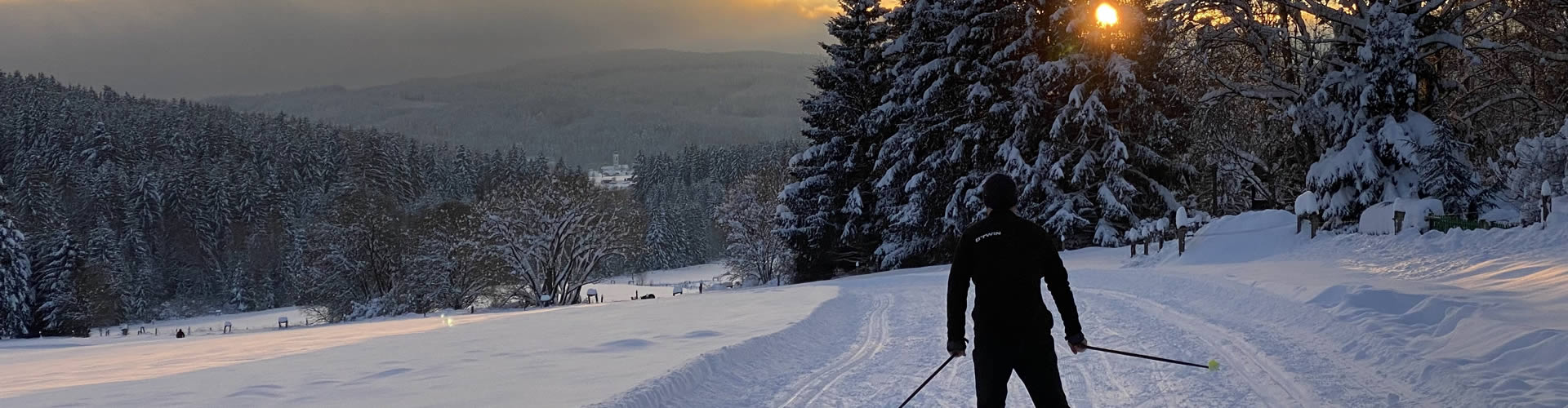 Běžkařská trať v zimě Frymburk -Lipno běžkař při západu slunce
