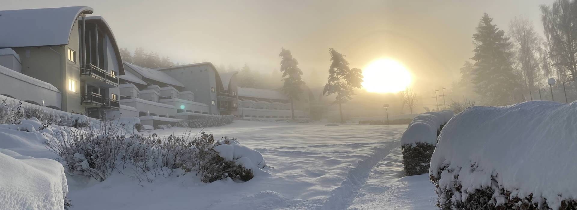 Lipno Lake Resort zapadaný sněhem a při východu slunce