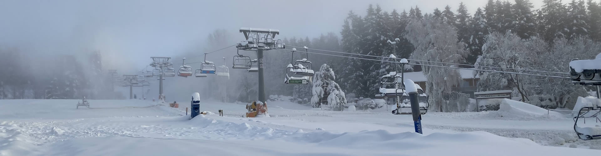 Skiareál Lipno - zasnežená jezerní 4 sedačková lanovka