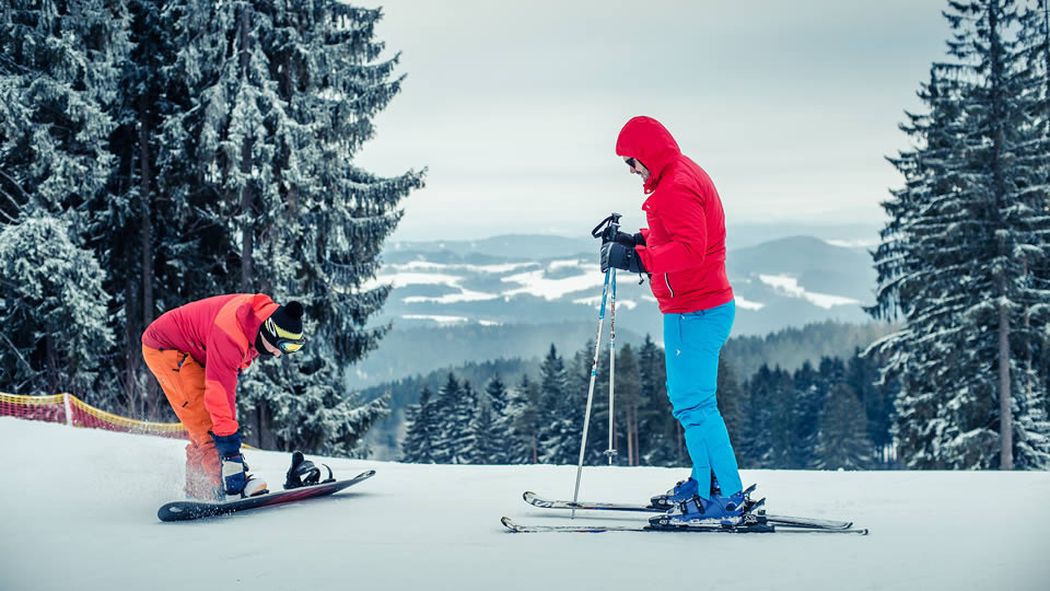 Skiareál Lipno - lyžaři na sjezdovce