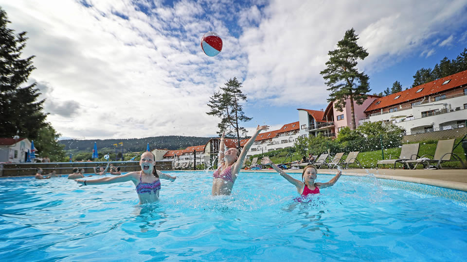 Lipno Lake Resort - outdoor swimming pools